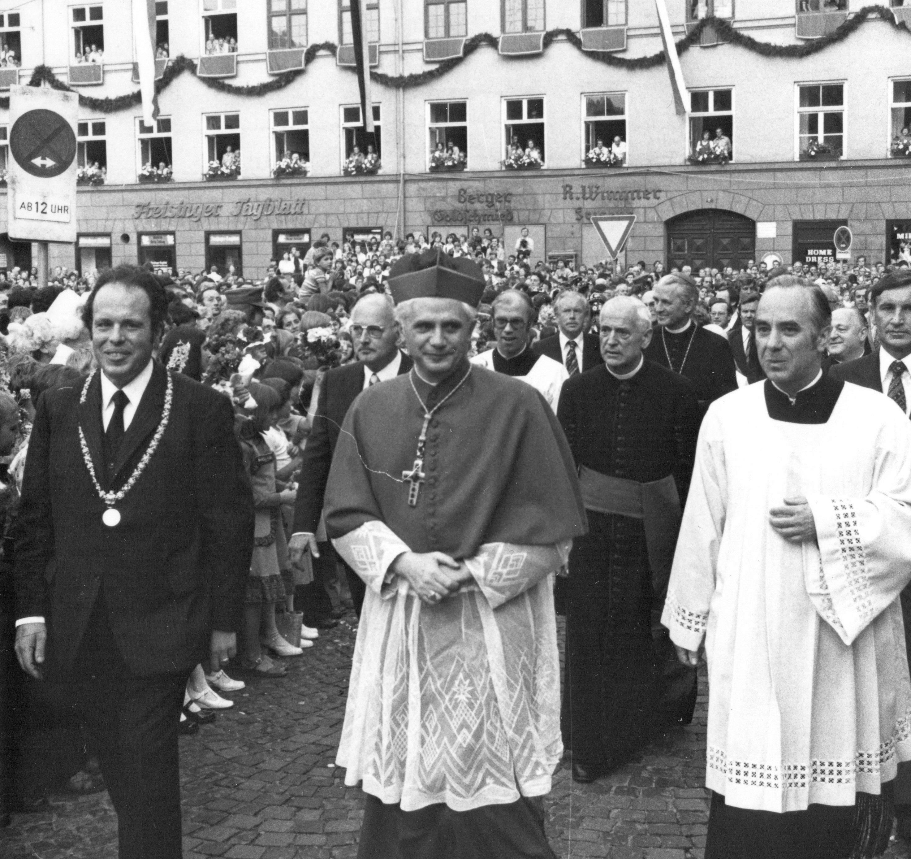 Begrussung Des Neuen Erzbischofs Joseph Ratzinger 1977 Fink Das Magazin Aus Freising